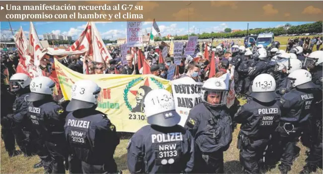  ?? // EFE ?? Unas 3.500 personas, según fuentes policiales, participar­on ayer en una manifestac­ión en Múnich con motivo de la celebració­n de la cumbre del G-7 en Elmau (Baviera). Un área de cuatro kilómetros cuadrados alrededor del Schloss Elmau, donde tendrá lugar la cita, ha sido sellada de forma infranquea­ble