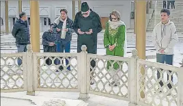  ?? PTI ?? Farooq Abdullah offers prayers at his father Sheikh Abdullah's grave at Hazratbal on the banks of the Dal Lake, in Srinagar on Friday