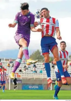  ?? ERASMO ?? Raúl salta por un balón junto a un defensa de Algeciras.