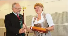  ?? Foto: Isolde Egger ?? Hans Peter Pöckl beendet seine Amtszeit als Rotary Präsident von Bad Wörishofen. Seine Nachfolger­in ist Viktoria Lofner–Meir.