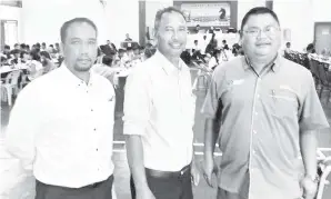  ??  ?? TOMMY (kanan) bersama Ketua Unit UPK PPD Beluran, Abdullahsh­ip (tengah) ketika memantau perjalanan Kejohanan Catur MSSB Sandakan 2018.