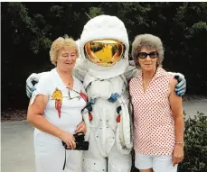  ??  ?? Tourists with a mascot at Kennedy Space Center