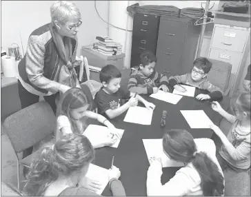  ??  ?? Publisher Sharon Mccully offering some tips to Mrs. Comeau's Grade 3 class about how to design an effective ad for a newspaper.