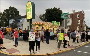  ?? EVAN BRANDT / MEDIANEWS GROUP ?? About 50 people gathered at an impromptu rally Wednesday evening, called after news spread that a No Place for Hate mural in downtown Boyertown had been defaced.