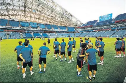  ?? FOTO: J.A. Gª SIRVENT ?? La Roja se ejercitó ayer sobre el verde del Estadio Fisht en el que esta noche quiere lograr los 3 puntos superando a Portugal