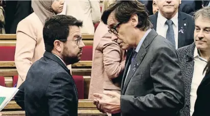  ?? ?? Pere Aragonès i Salvador Illa ahir al ple del Parlament de Catalunya