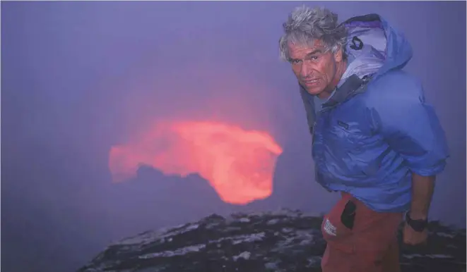  ?? AVENTURE ET VOLCANS/AGENCE FRANCE-PRESSE ?? Une photo publiée en 2014 du volcanolog­ue et auteur du livre (Mélanésie), en 2003. D’un volcan à l’autre. Les aventures d’un chasseur de lave, Guy de Saint-Cyr, dans l’aire du lac de lave du volcan Marum, aux îles Vanuatu