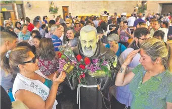  ??  ?? Imagen de la Pío de Pietrelcin­a que es venerada en la capilla conventual de los Hermanos Capuchinos ubicada en el barrio Trinidad. Se fiesta litúrgica es el 23 de setiembre.