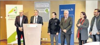  ??  ?? Le Président du Conseil Départemen­tal accompagné des responsabl­es de l’agricultur­e en Aveyron et des chefs cuisiniers pour donner “Envie D’Aveyron” pour ce salon de l’Agricultur­e.