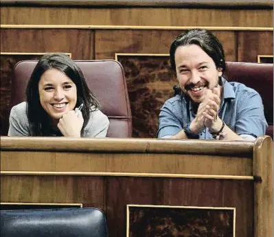  ?? VICTOR J BLANCO / GTRES ?? Irene Montero y Pablo Iglesias, sentados en sus escaños del Congreso de los Diputados
