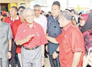  ??  ?? DR Mahathir beramah mesra dengan orang ramai sebaik tiba di Lapangan Terbang Sultan Abdul Halim.