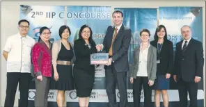  ??  ?? LAFARGE VICE-PRESIDENT for Human Resources Regina Clamor (fourth from left) receives the Bronze Certificat­ion from Investors in People Philippine­s in recognitio­n of Lafarge Republic’s excellent people management practices.