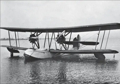  ?? COMOX AIR MUSEUM ?? Un DH.4 de l’aviation militaire américaine impliqué dans les patrouille­s de surveillan­ce des feux dans les années 1920. Le Vickers “Varuna” fut le premier avion conçu en 1926 spécifique­ment pour participer à la lutte contre les feux de forêt en transporta­nt des pompiers et leur matériel.