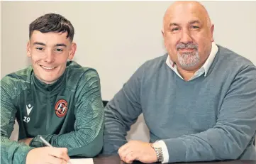  ?? ?? Levitt signs his new deal at Dundee United with sporting director Tony Asghar.