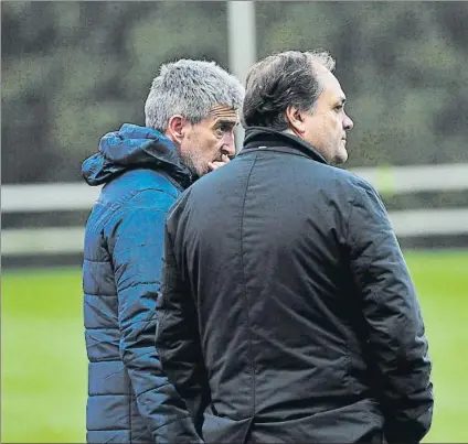  ?? FOTO: UNANUE ?? Jokin Aperribay y Roberto Olabe siguieron a pie de campo el último entrenamie­nto del equipo antes del partido de hoy ante el Sevilla