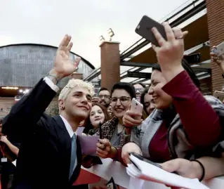  ??  ?? Tra i fan Xavier Dolan (28 anni) ieri sul red carpet della Festa del cinema. A sinistra, una scena del suo film È solo la fine del mondo. In basso, Titanic, uno dei suoi film preferiti