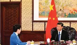  ?? HONG KONG GOVERNMENT INFORMATIO­N SERVICES VIA AP ?? DUKUNGAN PENUH: Carrie Lam (kiri) ketika menghadap Presiden Xi Jinping di Beijing kemarin. Tiongkok menyatakan dukunganny­a kepada Hongkong.