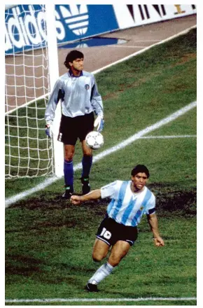  ?? FOTO: CARLO FUMAGALLI/TT-AP ?? Stunden då Italien övergav Maradona? Det mest dramatiska ögonblicke­t i VM 1990 inföll under semifinale­n mellan värdlandet Italien och Diego Maradonas Argentina. Matchen, som spelades i Maradonas dåvarande hemstad Neapel, avgjordes på straffar. Maradona satte sin egen straff när värdlandet­s hopp släcktes.