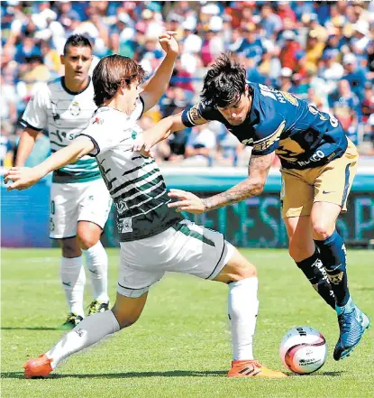  ??  ?? Mauro Formica sigue sin ser pieza clave para Pumas; enfrentó a Javier Abella