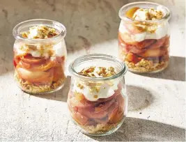  ?? TOM MCCORKLE For The Washington Post ?? Apple pie parfaits are made with layers of graham cracker crumbs, cooked apples and a creamy topping.