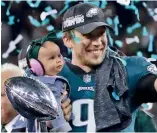  ?? AP ?? Foles, de los Eagles, junto a su hija Lily.