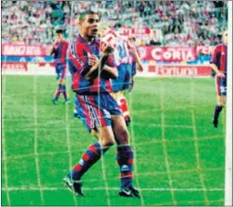  ??  ?? 1997. Hat-trick y corte de mangas de Ronaldo.