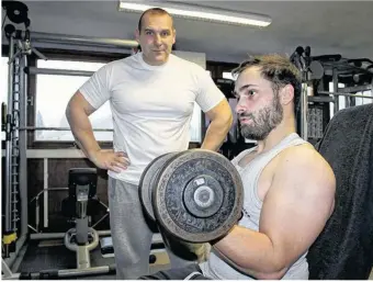  ??  ?? Victor s’entraîne tous les jours sous le regard de son coach, Stéphane Hamard.