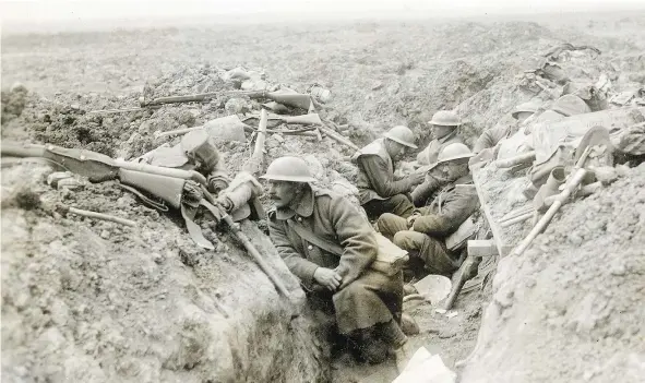  ?? GEORGE METCALF ARCHIVAL COLLECTION, CANADIAN WAR MUSEUM EO-1286 ?? IN THE TRENCHES Canadian troops in the second wave of the attack on Vimy Ridge wait for the signal to advance from their position.