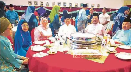  ?? BY MOHD ROJI KAWI PIC ?? Sarawak Law, State-Federal Relations and Project Monitoring Assistant Minister Sharifah Hasidah Sayeed Aman Ghazali (third from left) with Chief Minister Datuk Patinggi Abang Johari Abang Openg (fourth from left) at her Aidilfitri open house at Dewan...