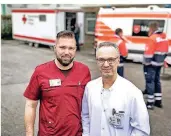  ?? FOTO: KÖHLEN ?? Hygienefac­hkraft Boris Ulitzka (li) und Dr. Clemens Stock, Ärztlicher Direktor EVK, vor der zentralen Anlaufstel­le auf dem Gelände des EVK Mettmann.