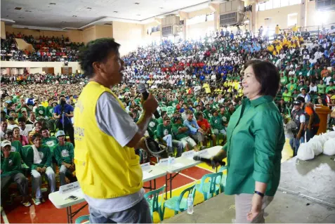  ?? ---Jun Jaso/Pampanga PIO ?? The Bren Z. Guiao Convention Center was filled with cheers and laughter as a bantay bayan member sings for Governor Lilia ‘Nanay’ Pineda.