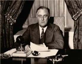  ?? AP ?? Il messaggio alla nazione Francklin Delano Roosevelt durante uno dei messaggi radiofonic­i che rivolgeva al popolo americano il sabato mattina. Roosevelt è stato il 32° presidente degli Stati Uniti, dal 1933 al 1945