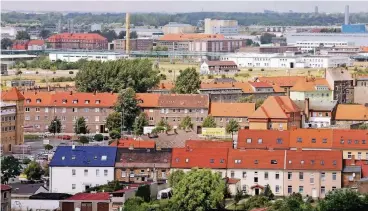  ??  ?? Blick über die einstige Industries­tadt Bitterfeld, aufgenomme­n im Jahr 2006. Eine ZDF-Reportage möchte die Frage beantworte­n, ob sich seit der Wende dort etwas zum Positiven verändert hat.