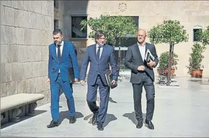  ?? ANA JIMÉNEZ ?? Carles Puigdemont, acompañado por Santi Vila y Raül Romeva, ayer camino de la reunión del Govern