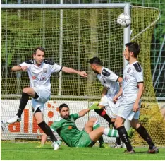  ?? Foto: Karl Aumiller ?? Erfolgreic­h haben Clemens Schneider, Torhüter Christoph Wiesmüller, Yunus Özkan und Fatih Cosar (von links) mit dem TSV Neusäß beim 1:1 in Lauingen einen Punkt verteidigt.