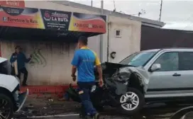  ?? CORTESÍA ?? Ambos carros quedaron despedazad­os debido al bombazo.