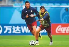  ?? AFP ?? Costa Rica’s defenders Cristian Gamboa (right) and Oscar Duarte take part in a training session.