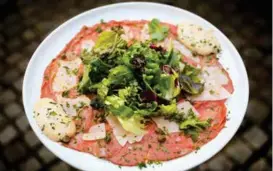  ?? FOTO: MONICA STRØMDAHL ?? Vitello Tonnato, tynne skiver rosastekt kalvekjøtt med kapers, parmesan og salat – og selvfølgel­ig tunfiskmaj­ones.