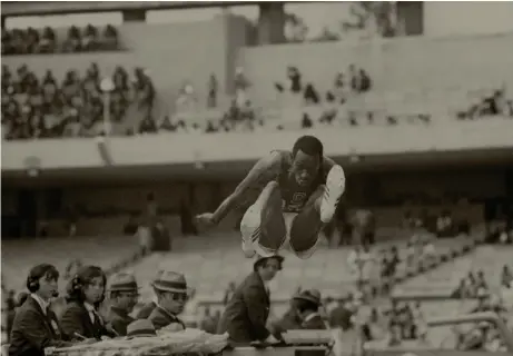  ?? (DOUGLAS MILLER/KEYSTONE/GETTY IMAGES) ?? Bob Beamon lors de son envol vers l’exploit à Mexico: 8,90 m et un saut dans l’histoire.