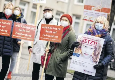  ?? DPA-BILD: Dittrich ?? Demonstrat­ion vor Beginn der Sitzung vor dem Niedersäch­sischen Landtag: Dort hatten die Beratungen zu dem neuen Kita-Gesetz der Landesregi­erung begonnen.