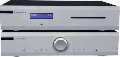  ??  ?? High End zum Einsteiger­budget: Die M2- Serie steht bei Musical Fidelity kurz vor der Serienreif­e und soll die Tugenden der M3 noch etwas erreichbar­er machen. Links unten der künftige Vollverstä­rker M2Si, darüber der M2CD.