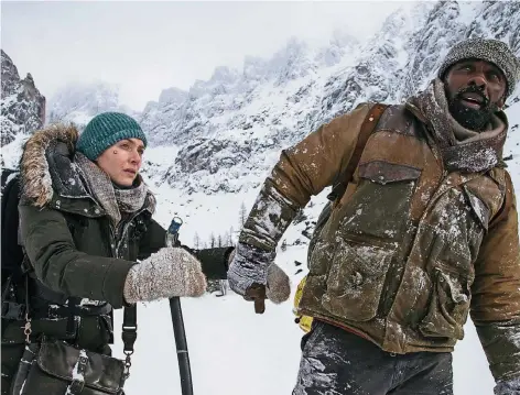  ?? FOTO: DPA ?? Kate Winslet und Idris Elba schlagen sich nach der Bruchlandu­ng durch die weiße Wildnis.