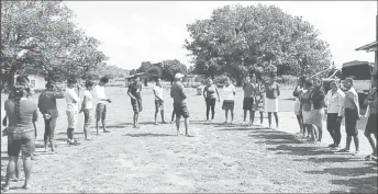  ?? ?? Medino Abraham (extreme right) accompanyi­ng youths who were singing on the guitar in Aishalton