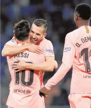  ?? REUTERS ?? Alba abraza a Messi en presencia de Dembélé después del 1-0