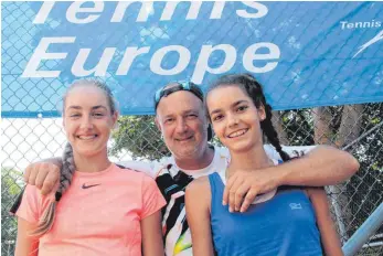  ?? FOTO: STEFAN KUEMMRITZ ?? Lilly Schultz (im blauen Hemd) und Pauline Greta Bruns mit dem hessischen Verbandstr­ainer Thilo Voll beim LBS Müller-Junior-Cup in Ulm.