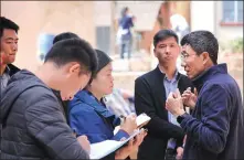  ?? ?? Right: Li Xiaoyun (right) from China Agricultur­al University heads a