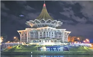  ??  ?? DETIK BERSEJARAH: Waktu 11:11:11 pada 11 November dipilih sebagai hari rasminya Jambatan Darul Hana, Tebingan Kuching.