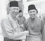  ??  ?? 孟理齊（右）與汶萊首相署部長丕顯­阿都拉曼握手。