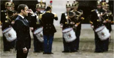  ?? Ludovic Marin/Associated Press ?? O presidente francês, Emmanuel Macron, participa de cerimônia militar em Paris FAÇA CHUVA OU FAÇA SOL