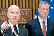  ?? /EFE ?? El comisionad­o de Policía, James O’Neill, y el alcalde Bill de Blasio, le respondier­on al DOJ.